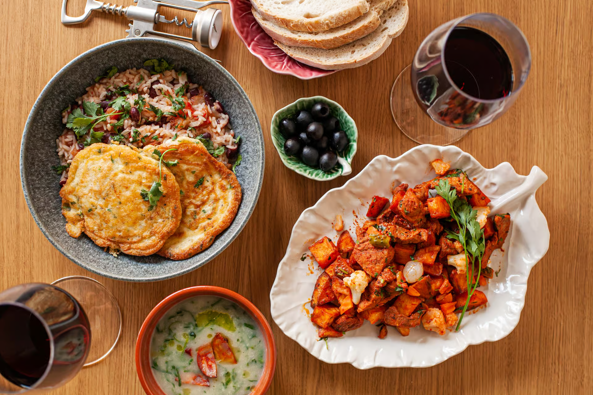 Plats portugais sur une table